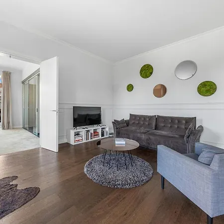 Stylish And Spacious In Old Town Of Vs *